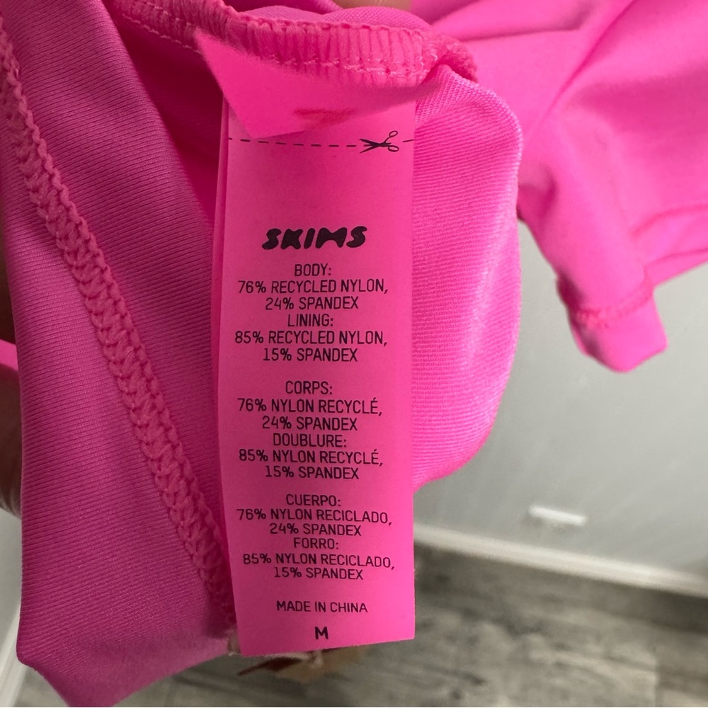 Skims Swim T-Shirt Medium Taffy - Picture 6 of 6